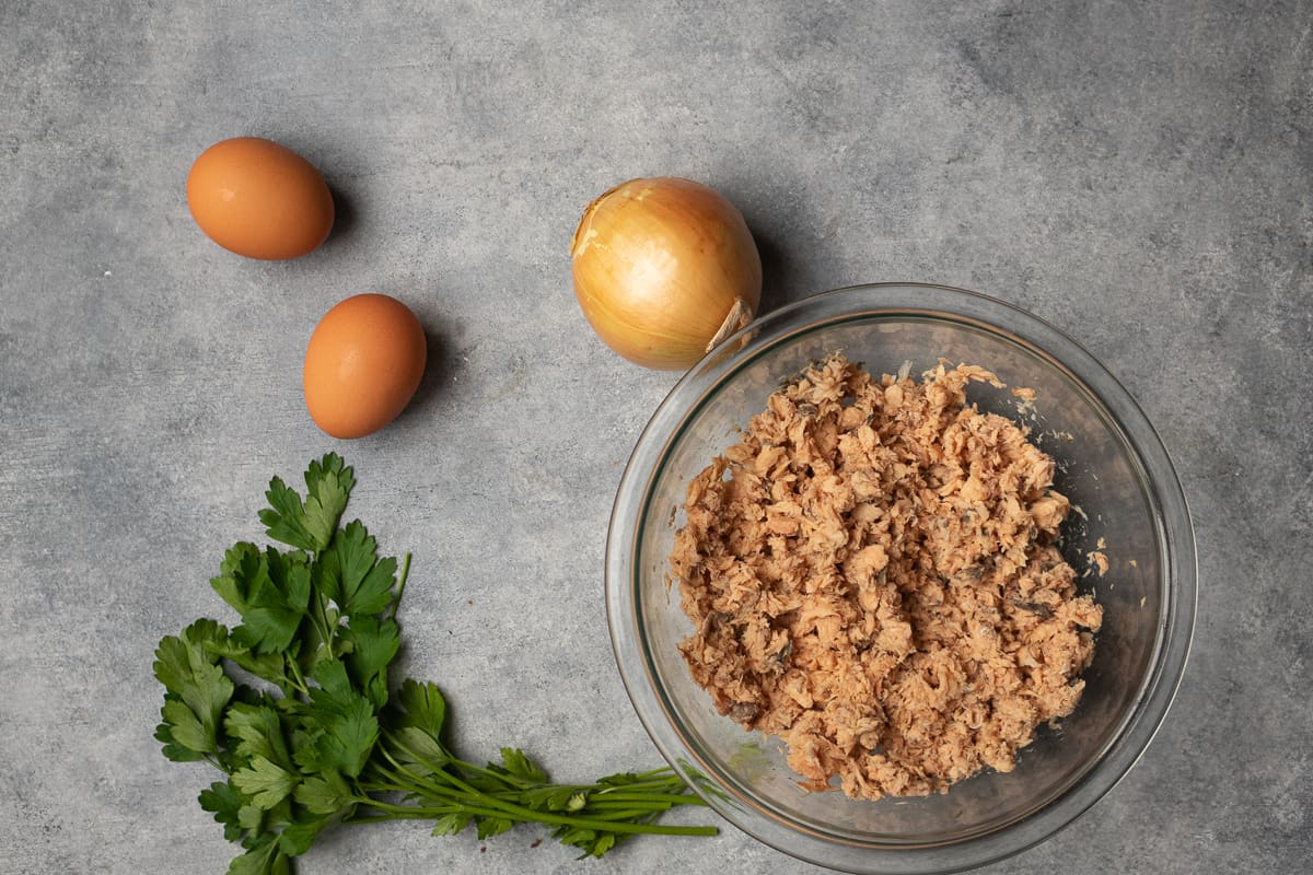 Ingredients to make canned salmon cakes in the air fryer