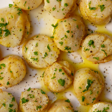 air fryer scallops sprinkle with fresh parsley.