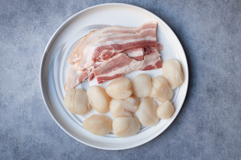 ingredients to make air fryer bacon wrapped scallops.