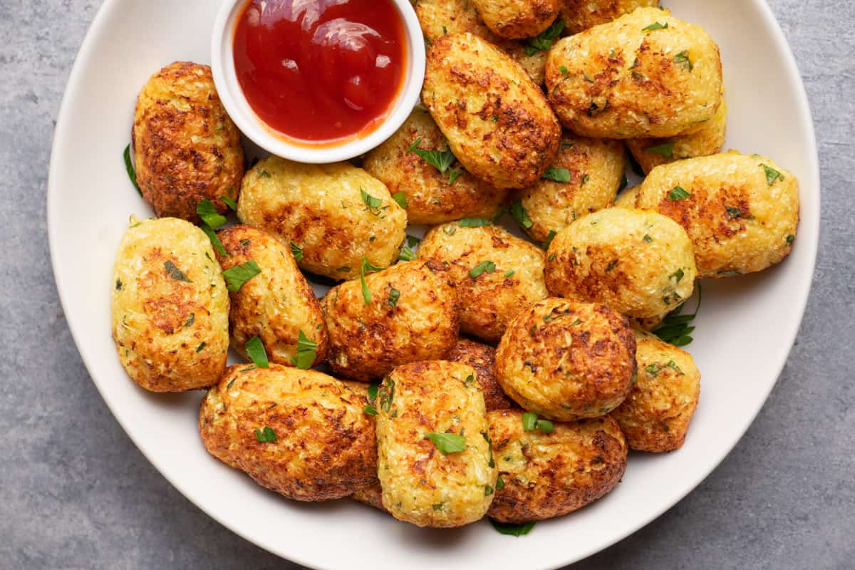 Serve the air fried cauliflower tots with ketchup.