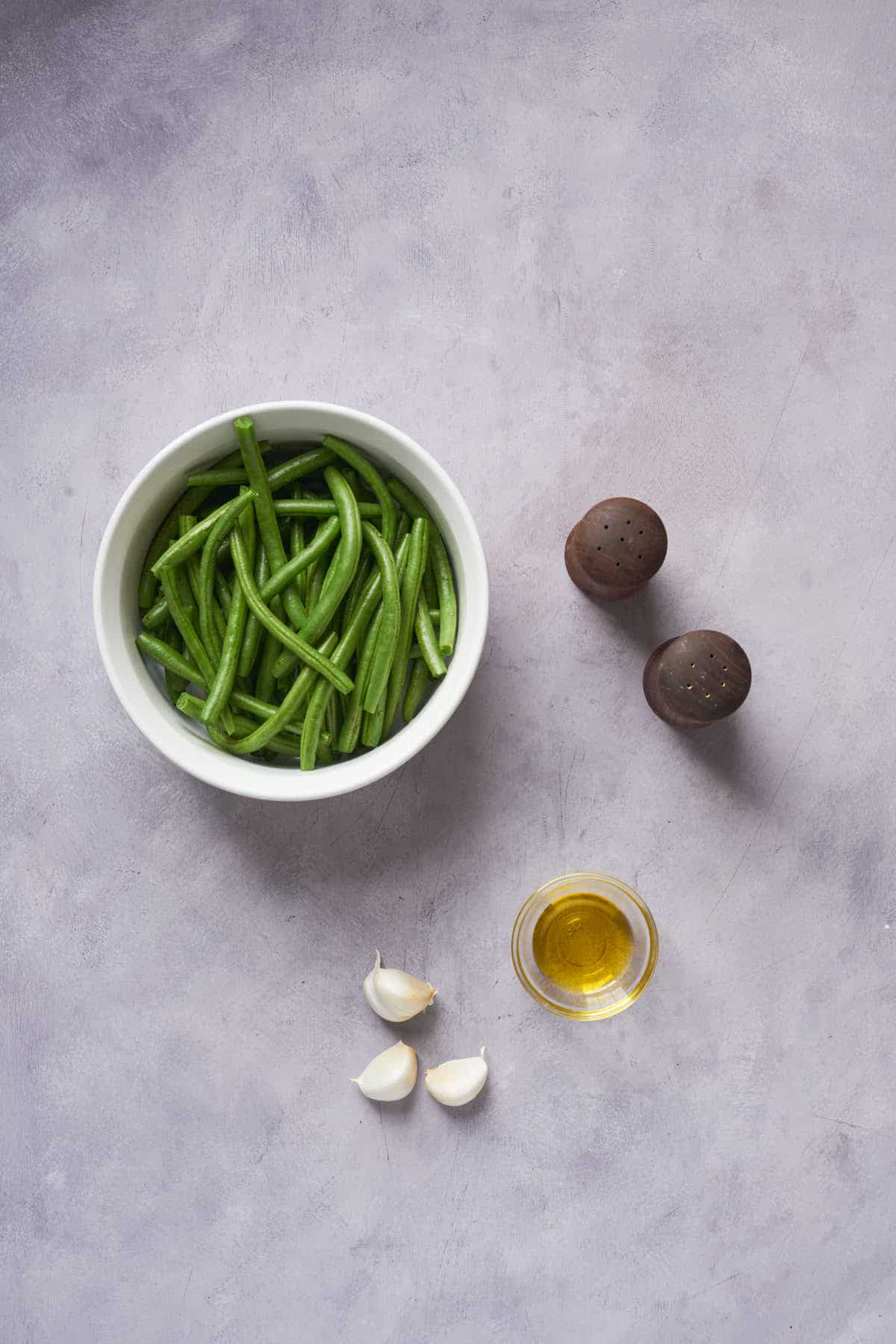 Ingredients to make air fryer garlic green beans.