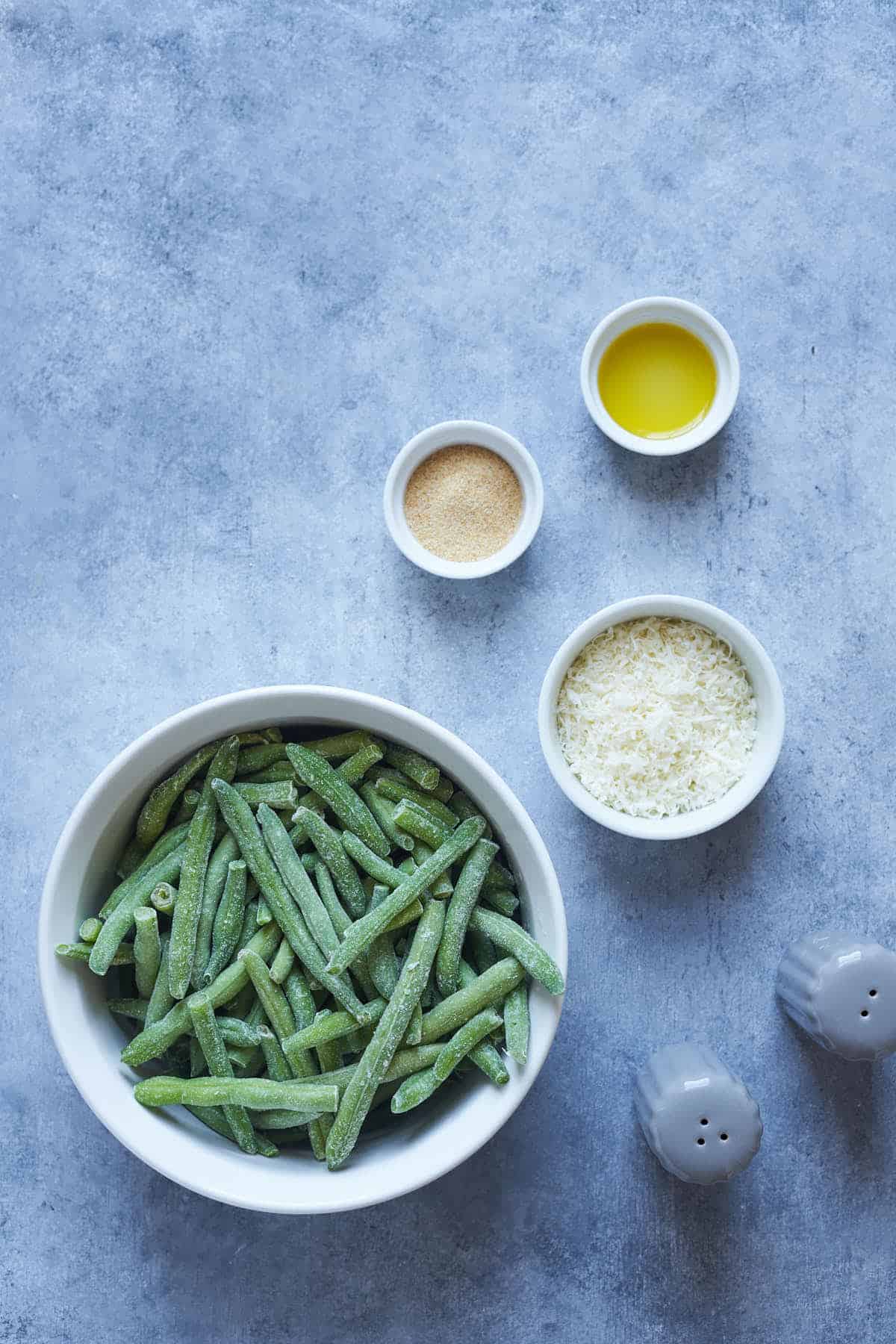 Ingredients to make air fryer frozen green beans.