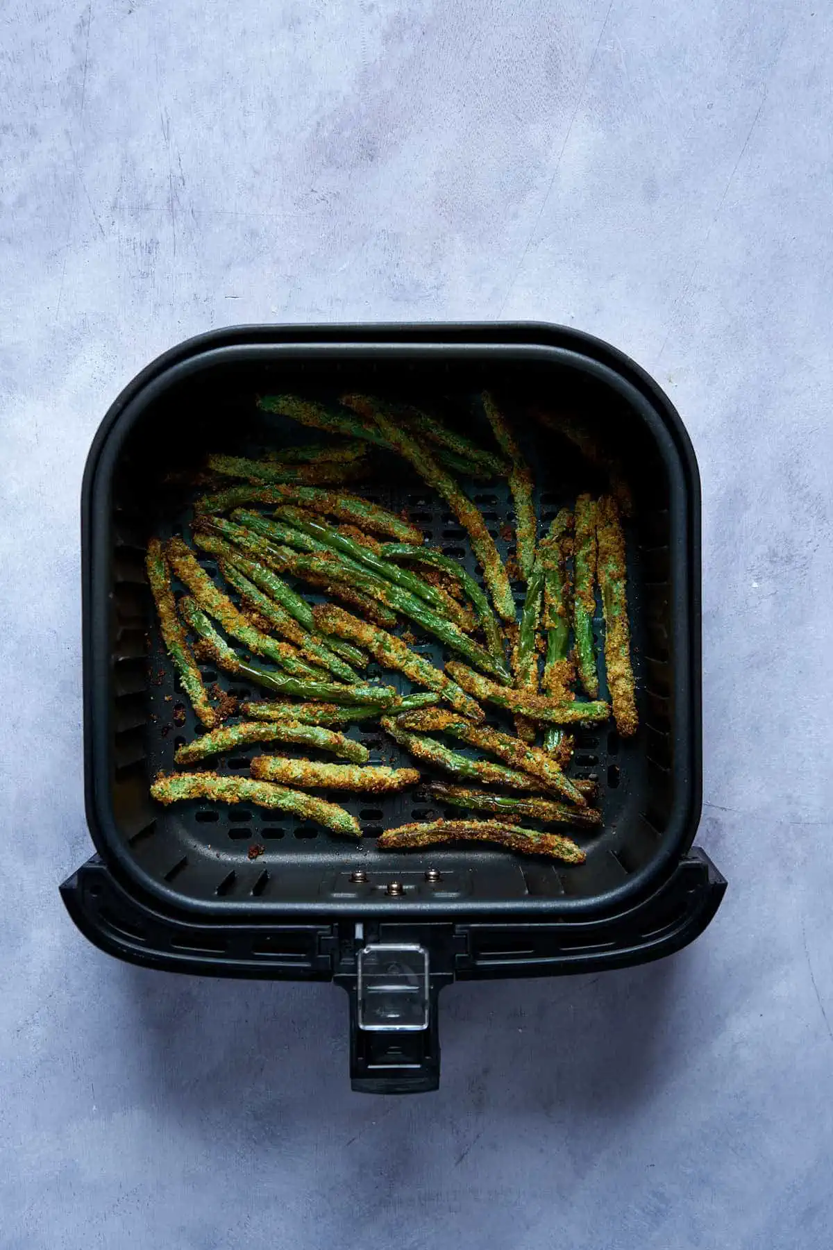 Crunchy green beans fries in the air fryer after cooking.